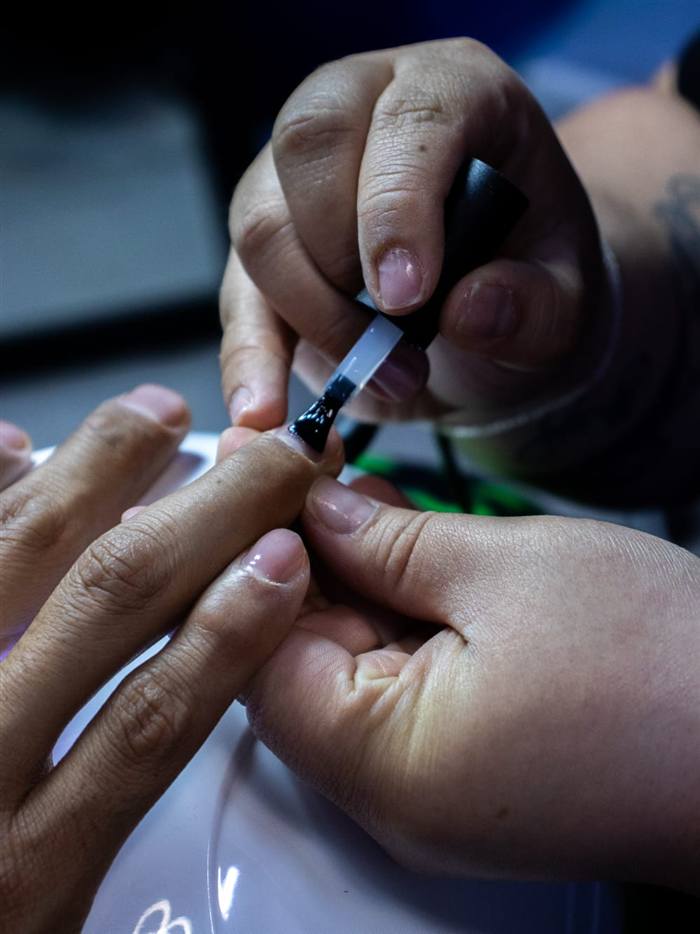 Aplicación de esmalte en las uñas